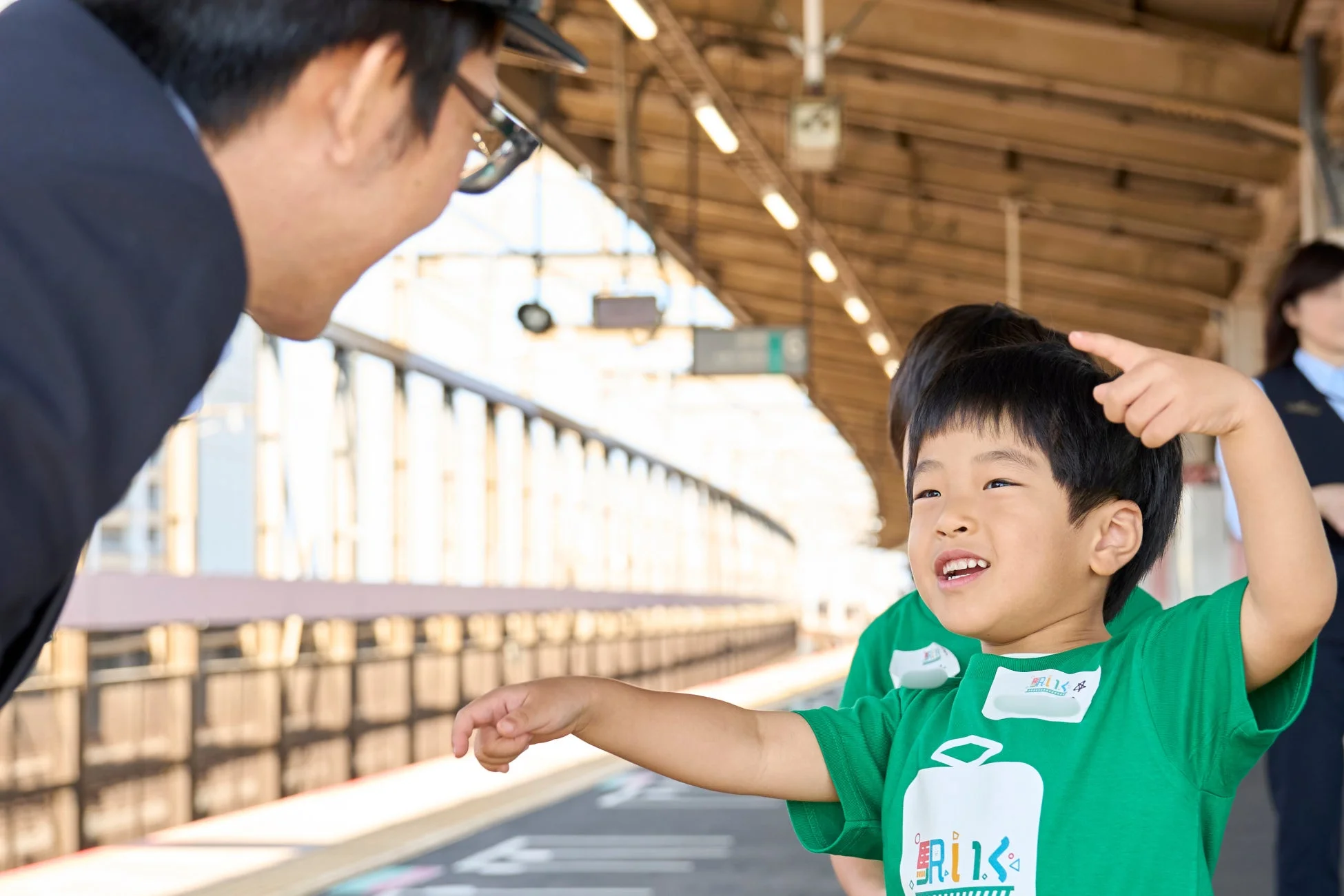 駅員さんと交流する子ども