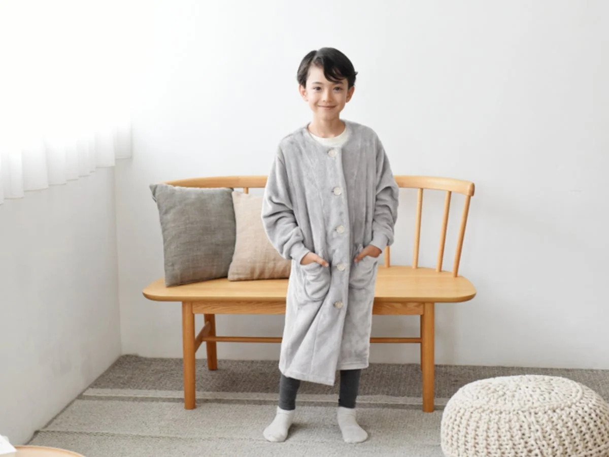 着る毛布キッズサイズを着用する男の子