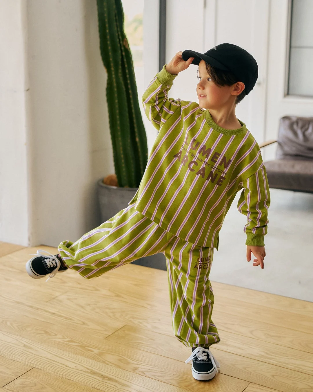 ストライプのセットアップを着た男の子