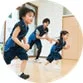子供たちが室内で楽しそうに体を動かしている
