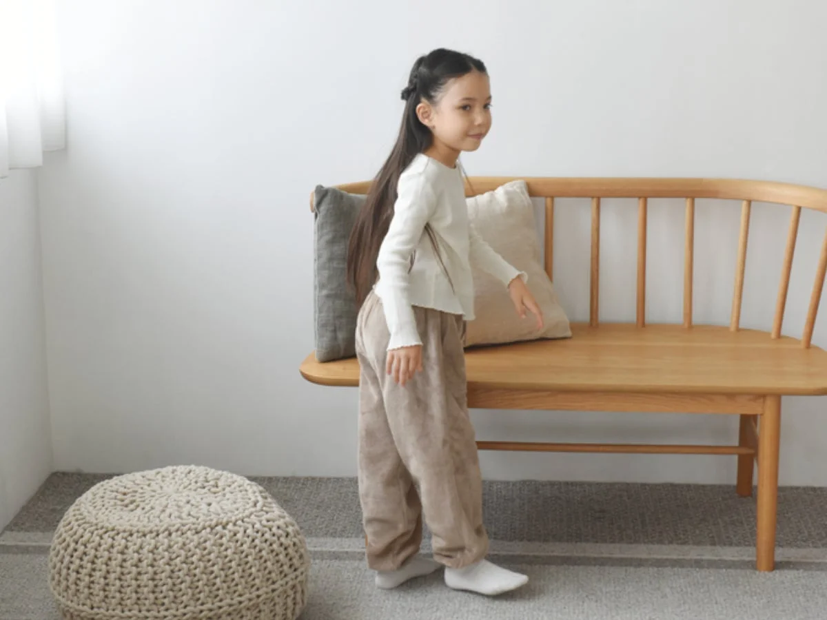 はく毛布キッズサイズを着用する女の子