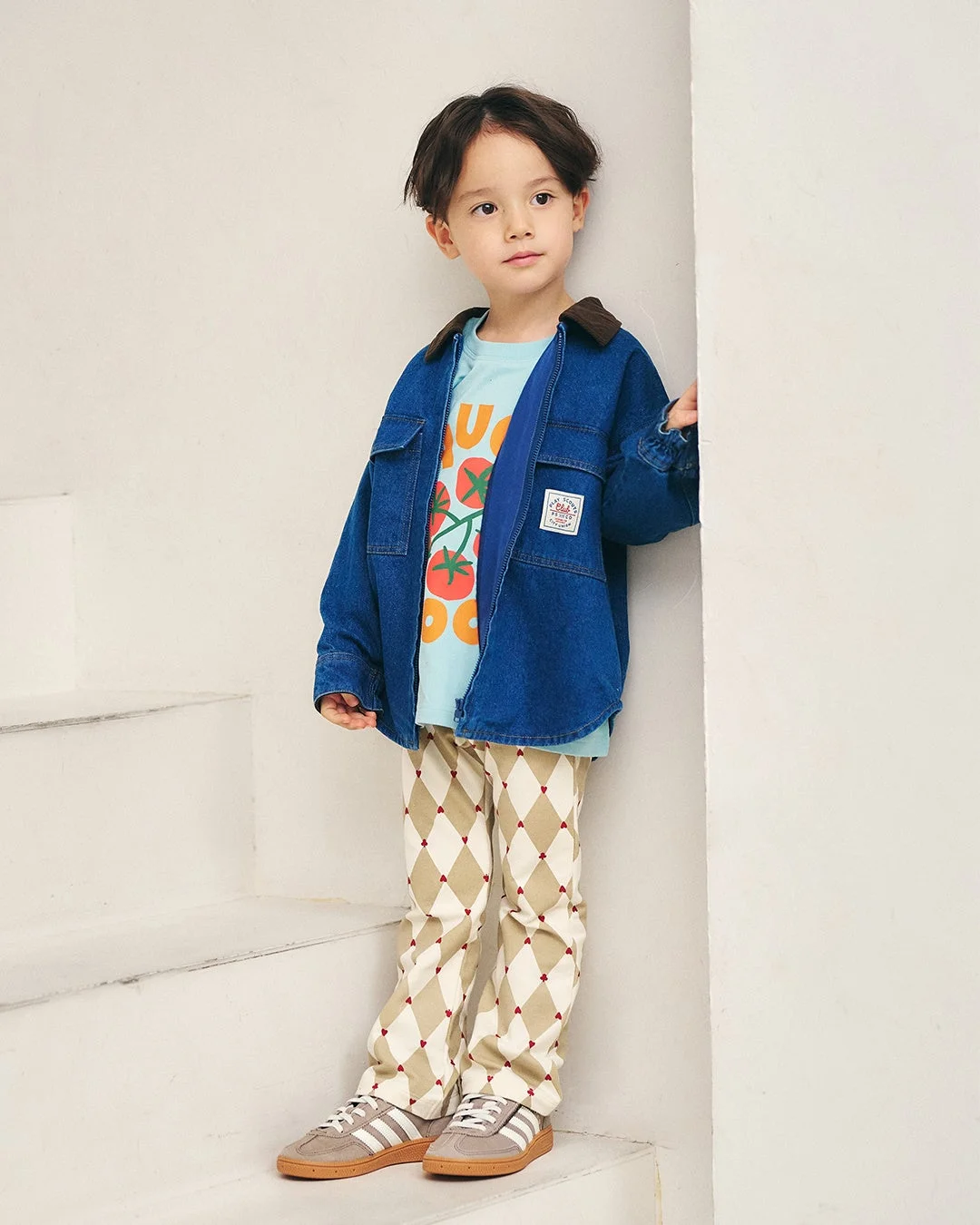 デニムジャケットとアーガイル柄パンツの男の子