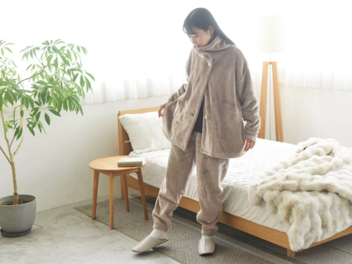 はく毛布ルームパンツでくつろぐ女性