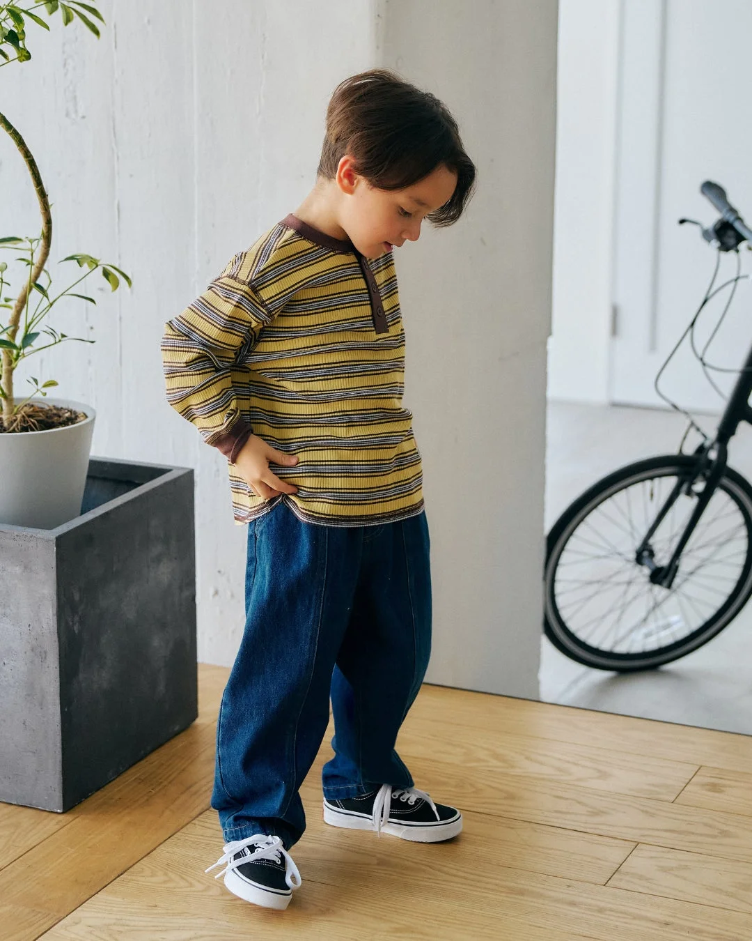 ボーダーシャツとワイドデニムの男の子