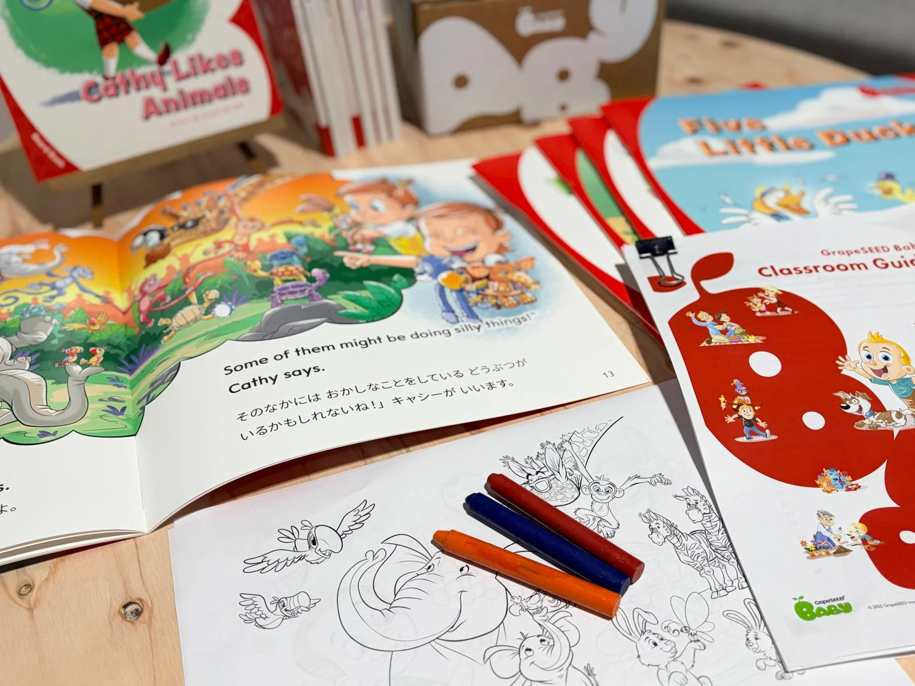 子供向けの英語学習教材と塗り絵、クレヨン