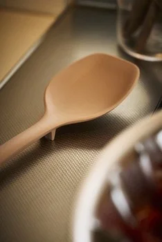茶色の調理用スプーンが台所のカウンターに置かれているクローズアップ写真