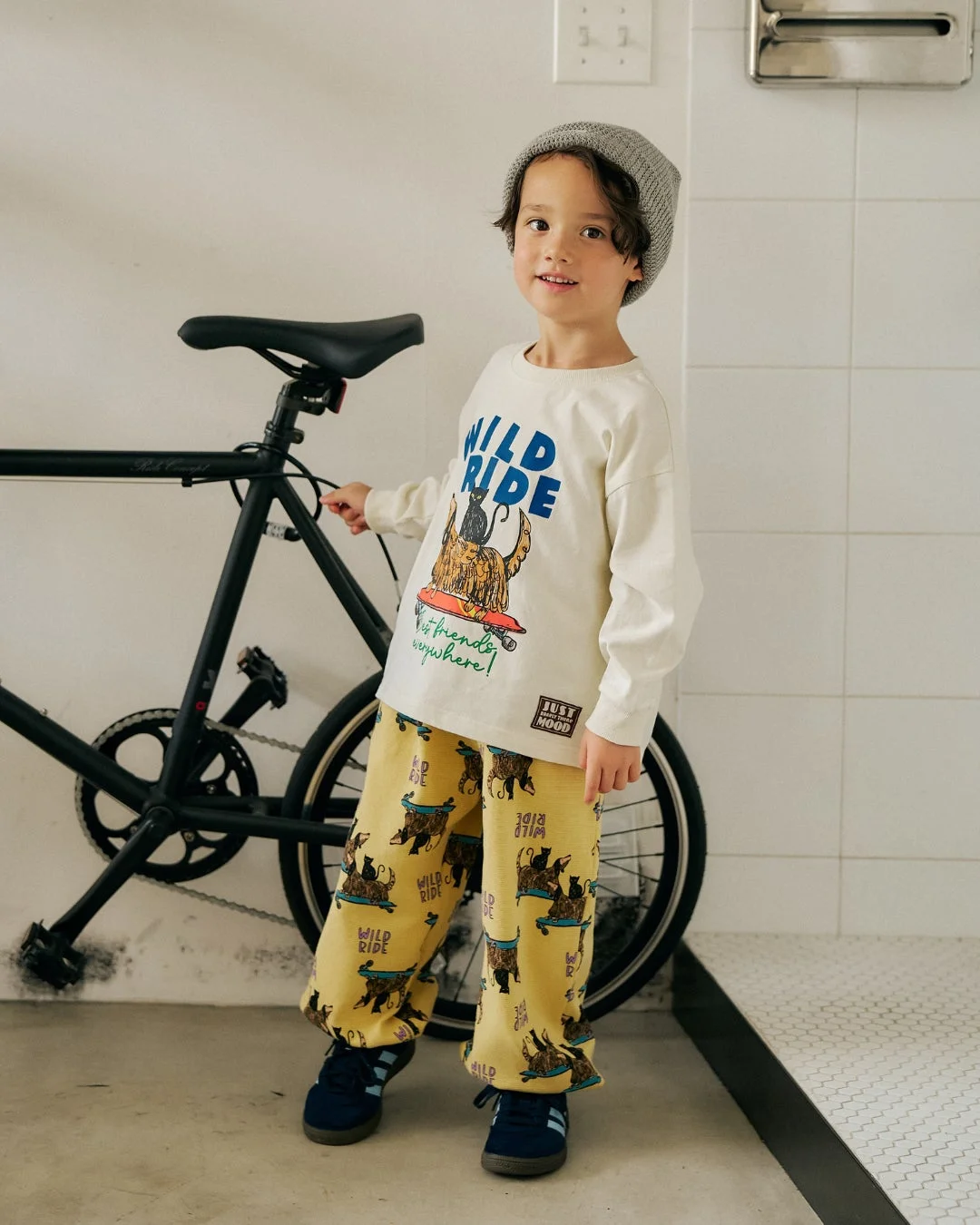 ニット帽と動物柄Tシャツの男の子