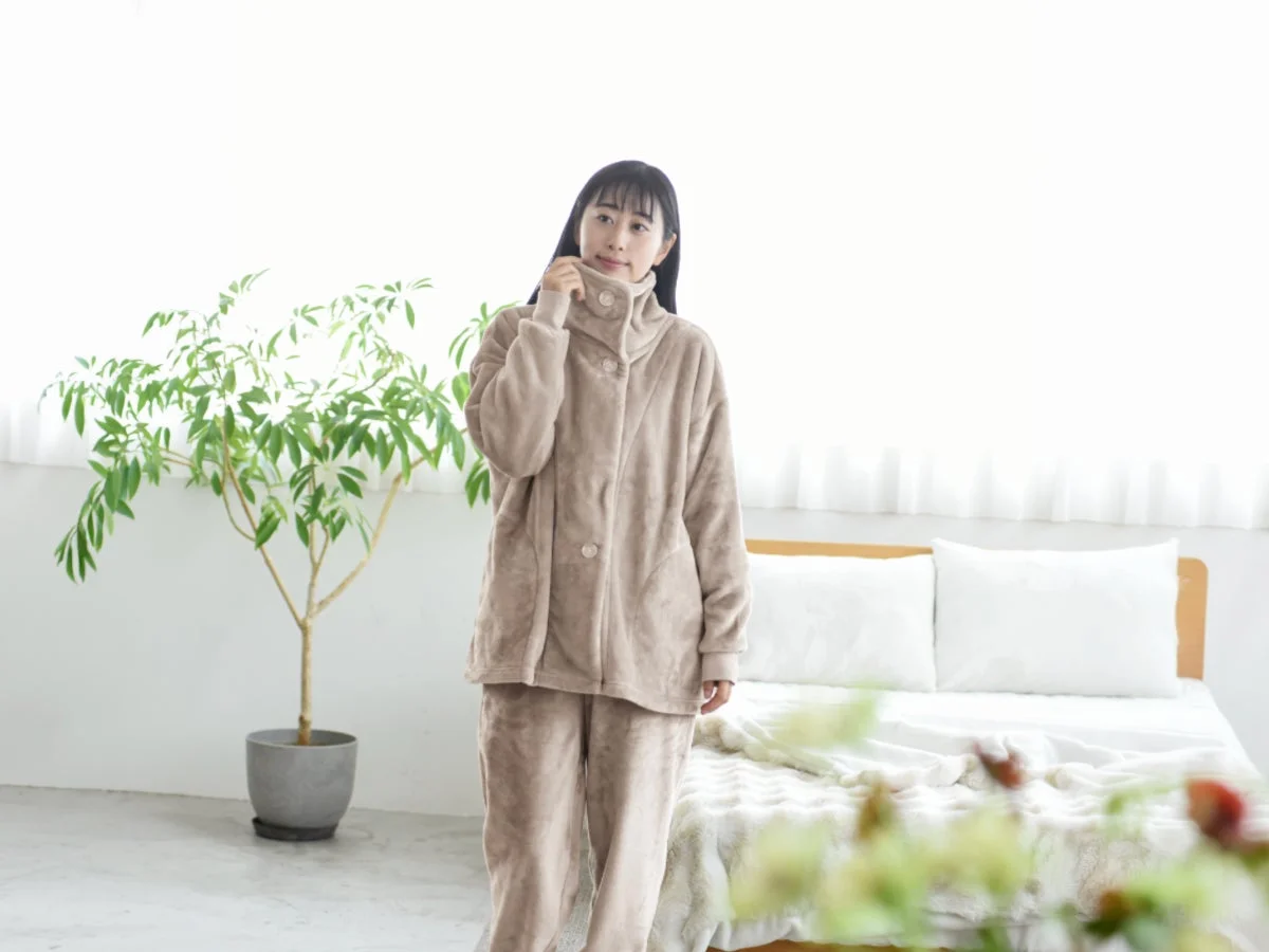ベージュのハイネック着る毛布を着用する女性