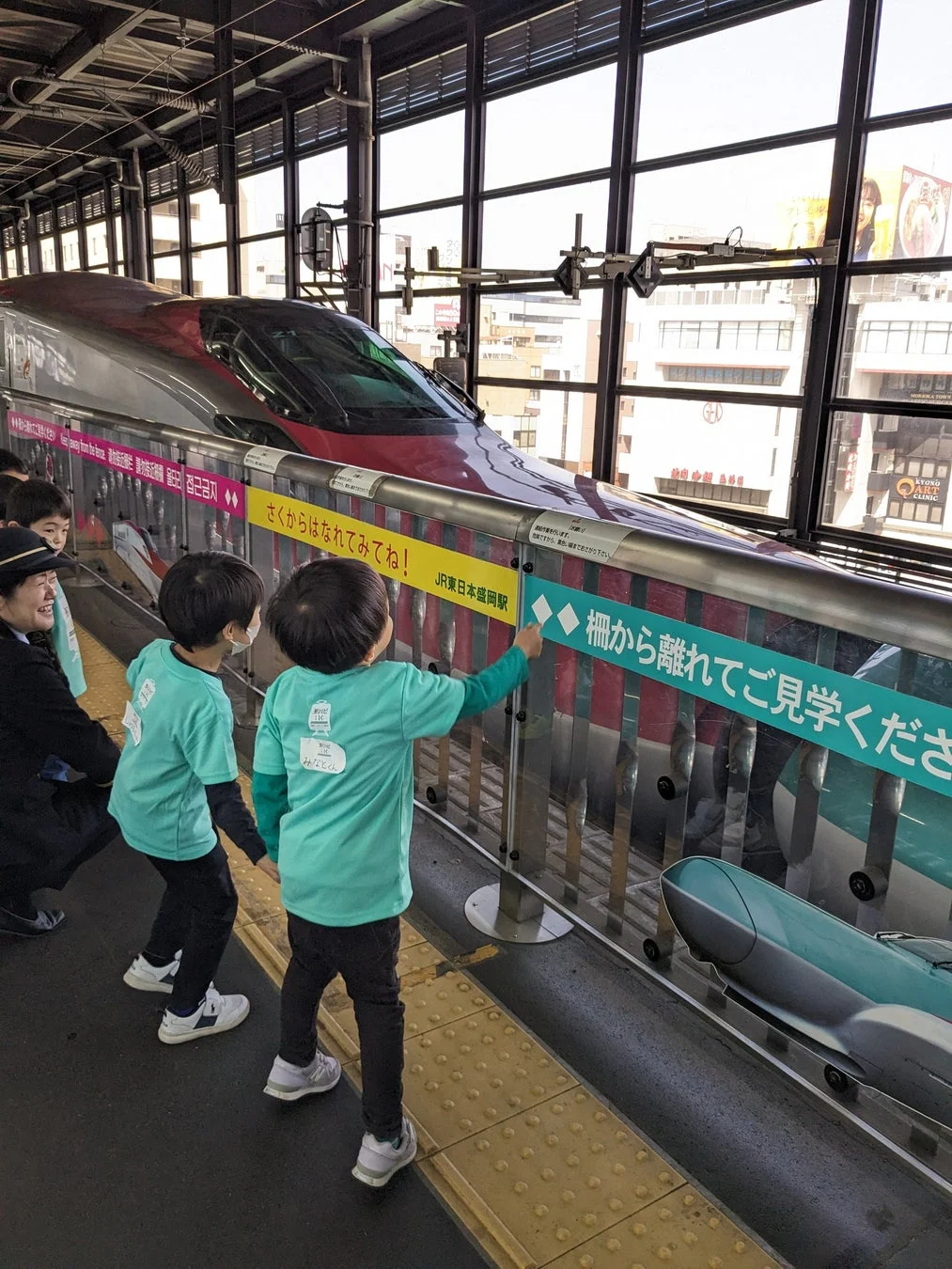 新幹線を見学する子どもたち