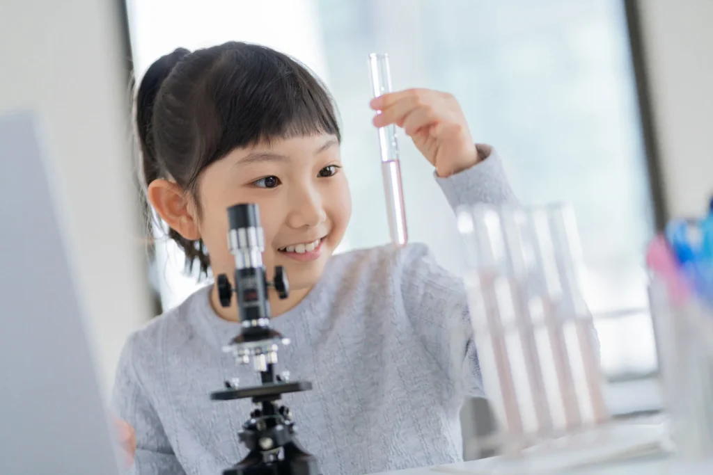 「自由研究離れ」が進む？2026年夏休み調査で小学3年生以上が「やらない」が倍増、費用・時間も節約傾向に