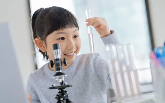 「自由研究離れ」が進む？2026年夏休み調査で小学3年生以上が「やらない」が倍増、費用・時間も節約傾向に
