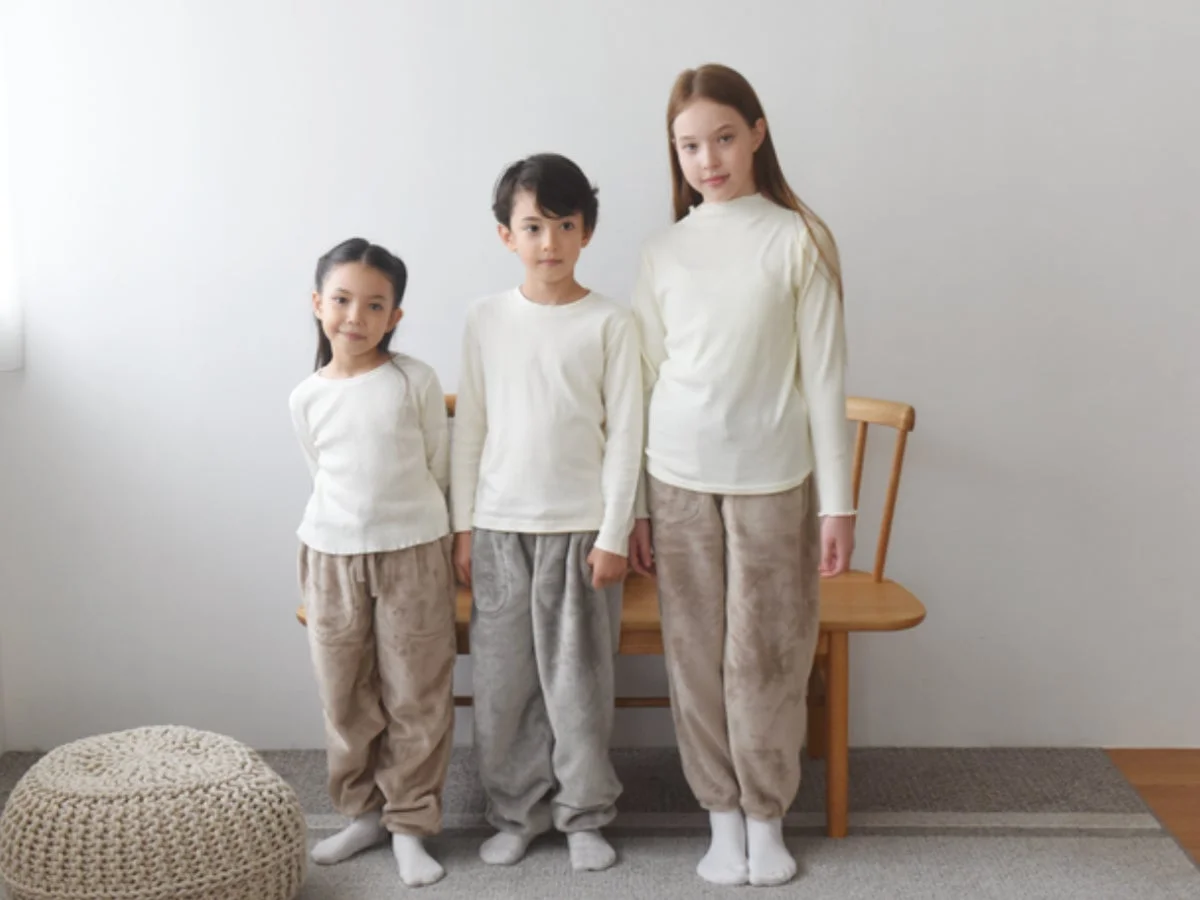はく毛布キッズサイズを着用する子供たち