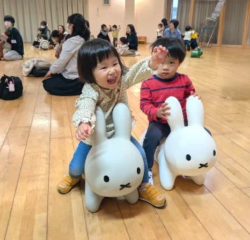 子供とミッフィー乗用玩具