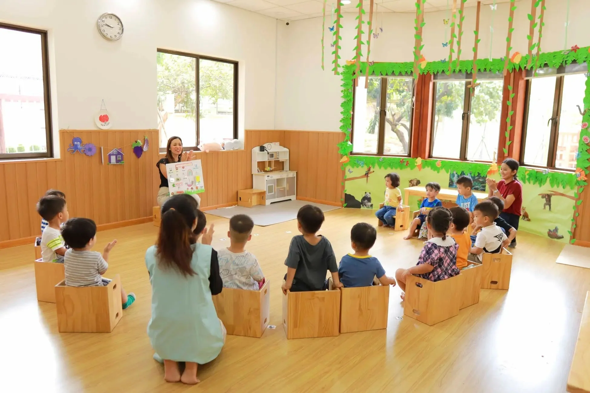 明るい教室で学習する子どもたち