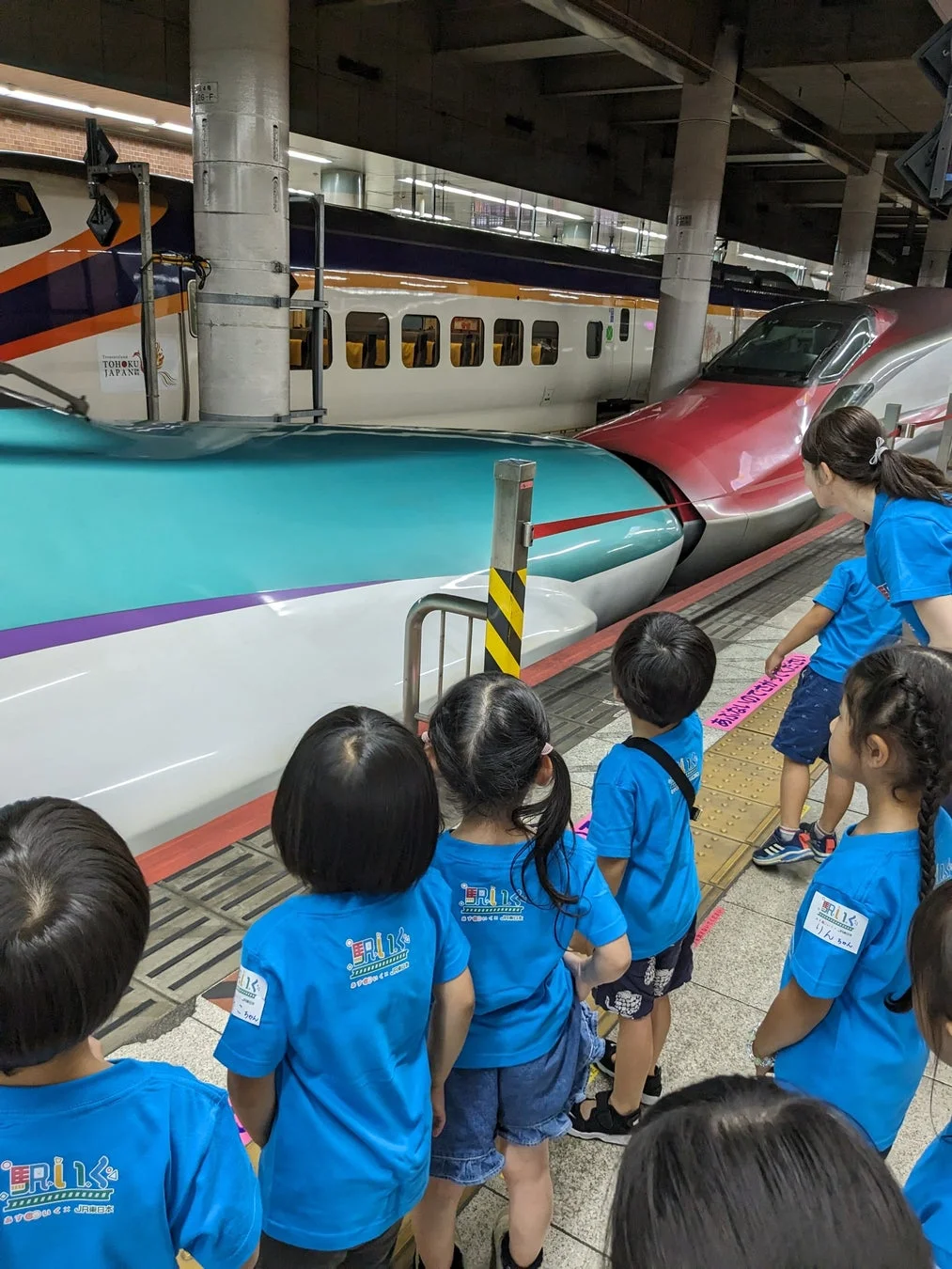 新幹線の連結を見学する子どもたち