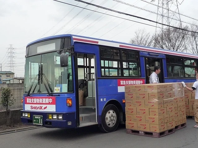 緊急支援物資を運搬するシダックスのバス