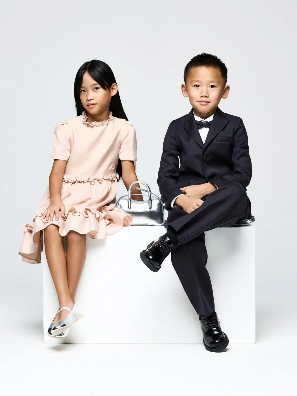 フォーマルな衣装を着た少年と少女