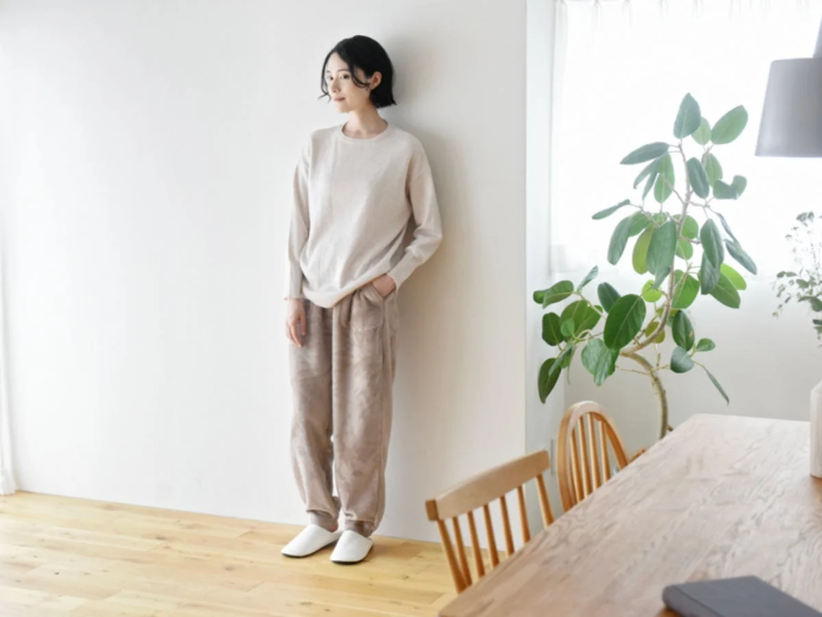 はく毛布ルームパンツを着用する女性