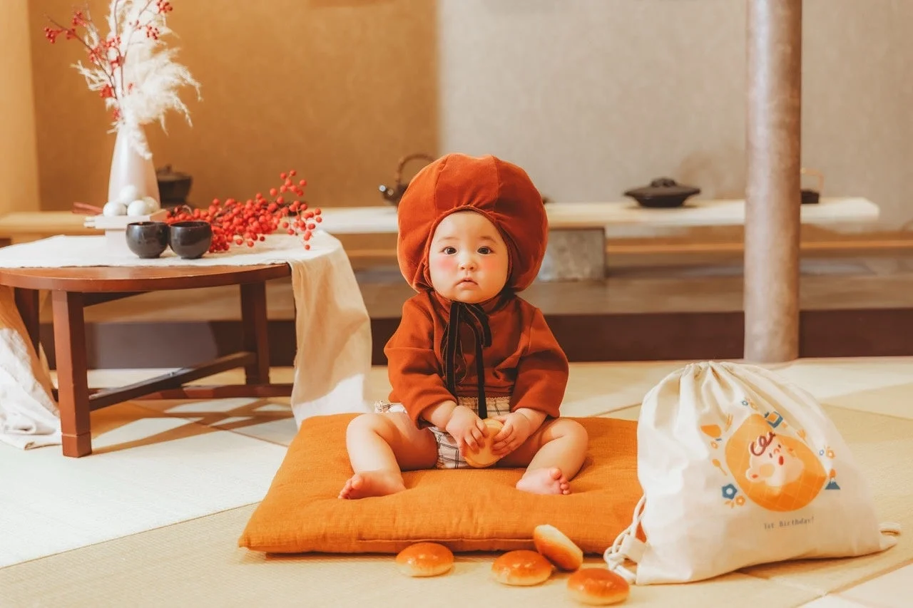 和モダンなスタジオセットで撮影する赤ちゃん