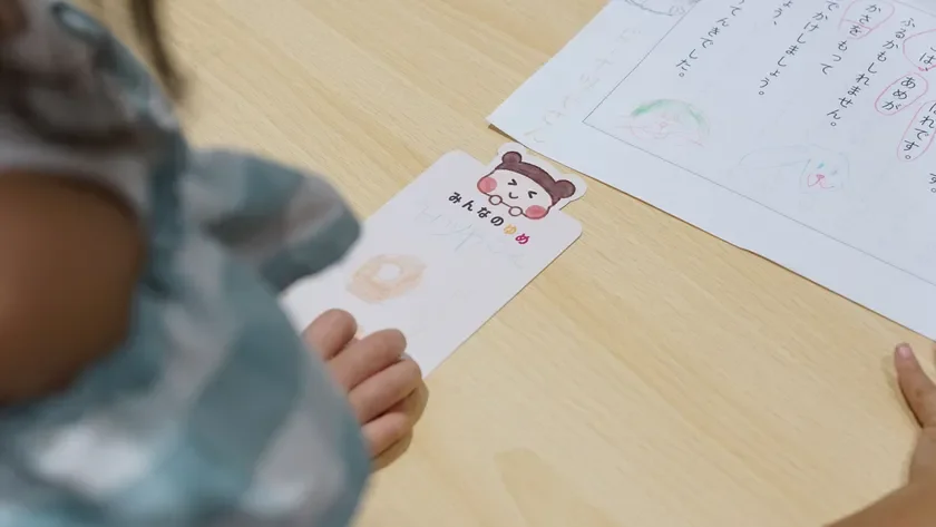子供が机で学習している様子