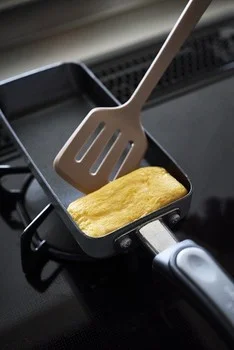 卵焼き器で焼かれた黄金色の卵焼き