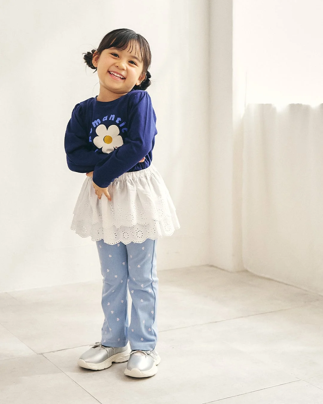 花柄トップスとスカートを重ね着した女の子