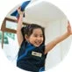子供が腕を上げて笑顔を見せる