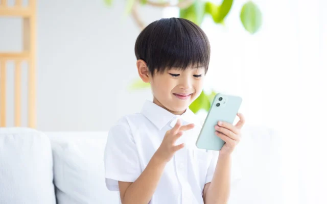 保護者の66%が生成AIを利用する中で、自由研究での利用をすすめるのはわずか9%に留まる