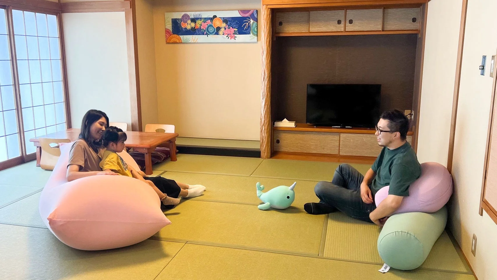 Yogiboソファでくつろぐ家族
