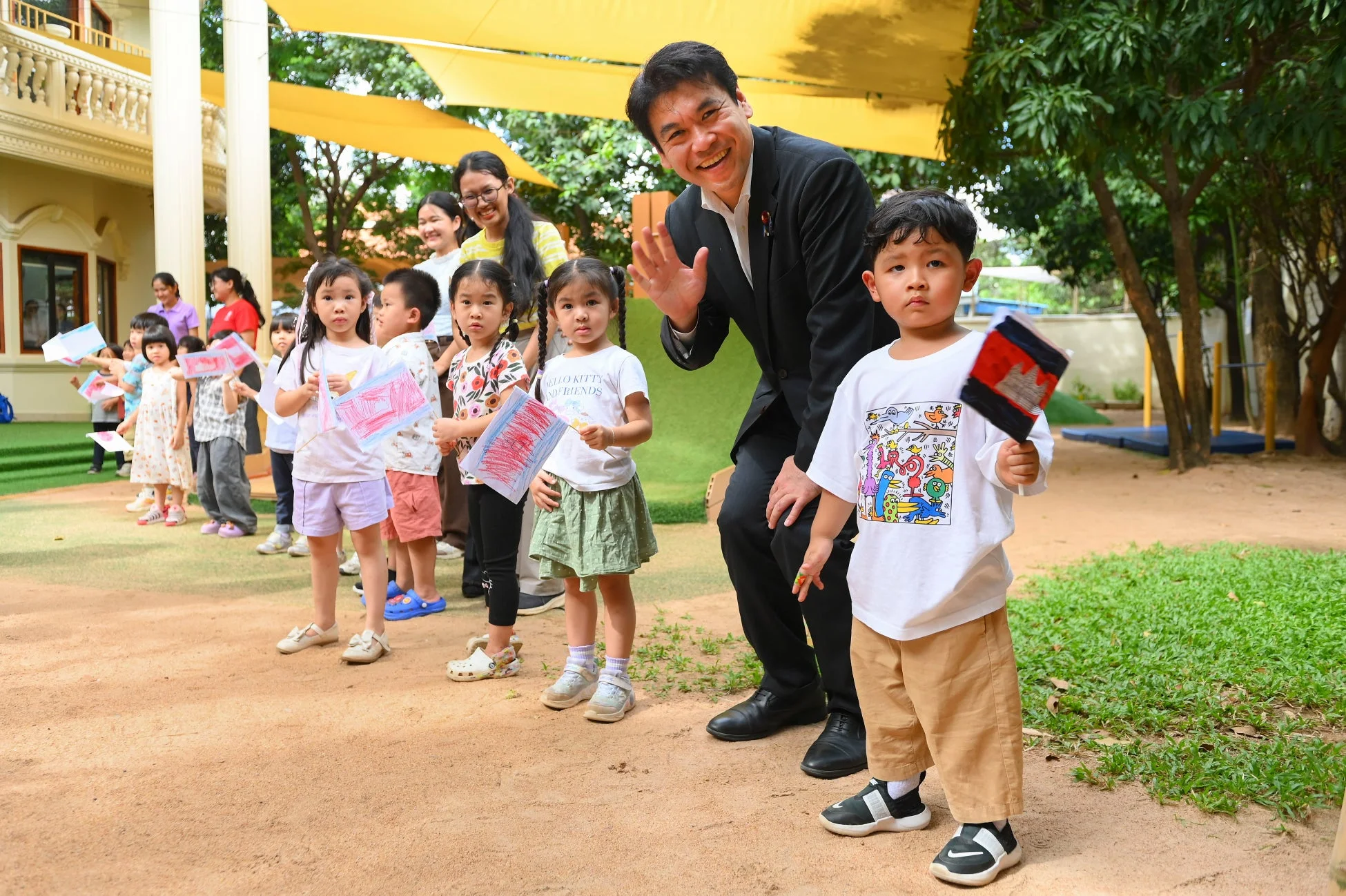 幼稚園の屋外で子どもたちと交流する松本洋平文部科学大臣