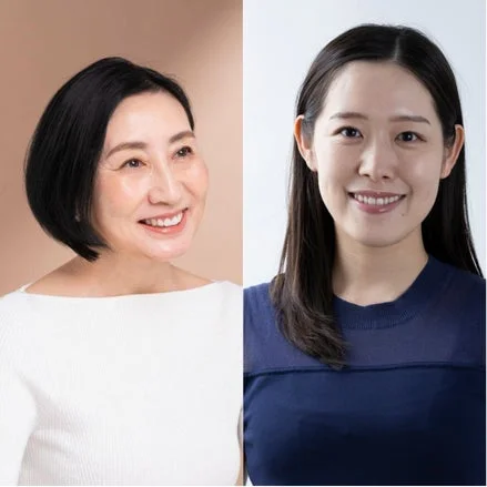 笑顔で並ぶ二人の日本人女性のポートレート。左は白いトップスを着た中年の女性、右は紺色のトップスを着た若い女性で、それぞれが明るい表情を見せている。