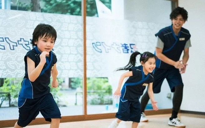 子供たちがインストラクターと一緒に運動している