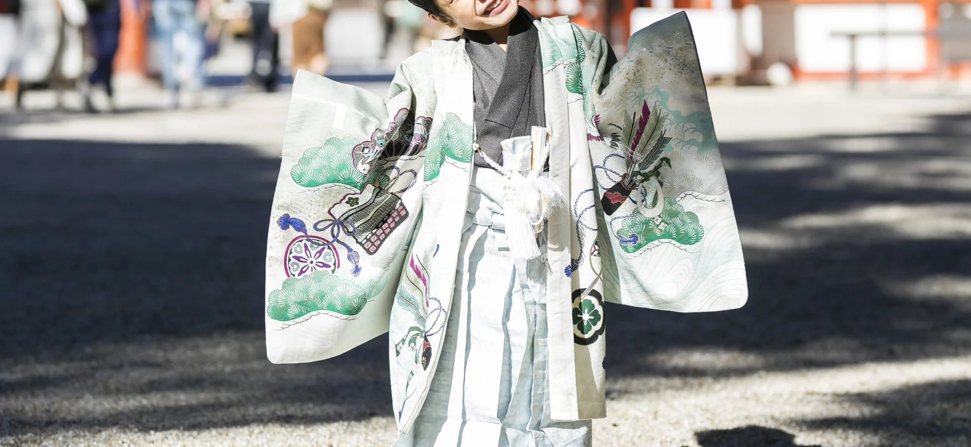 子供が着物と袴を身につけて笑顔でカメラを見ている写真