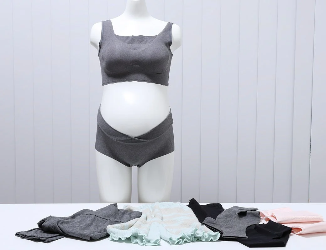 妊娠中のマネキンがグレーのマタニティブラとショーツを着用しています