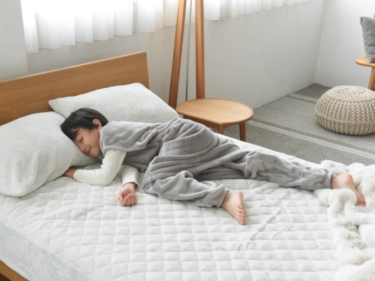 はく毛布キッズサイズを着用して眠る子供