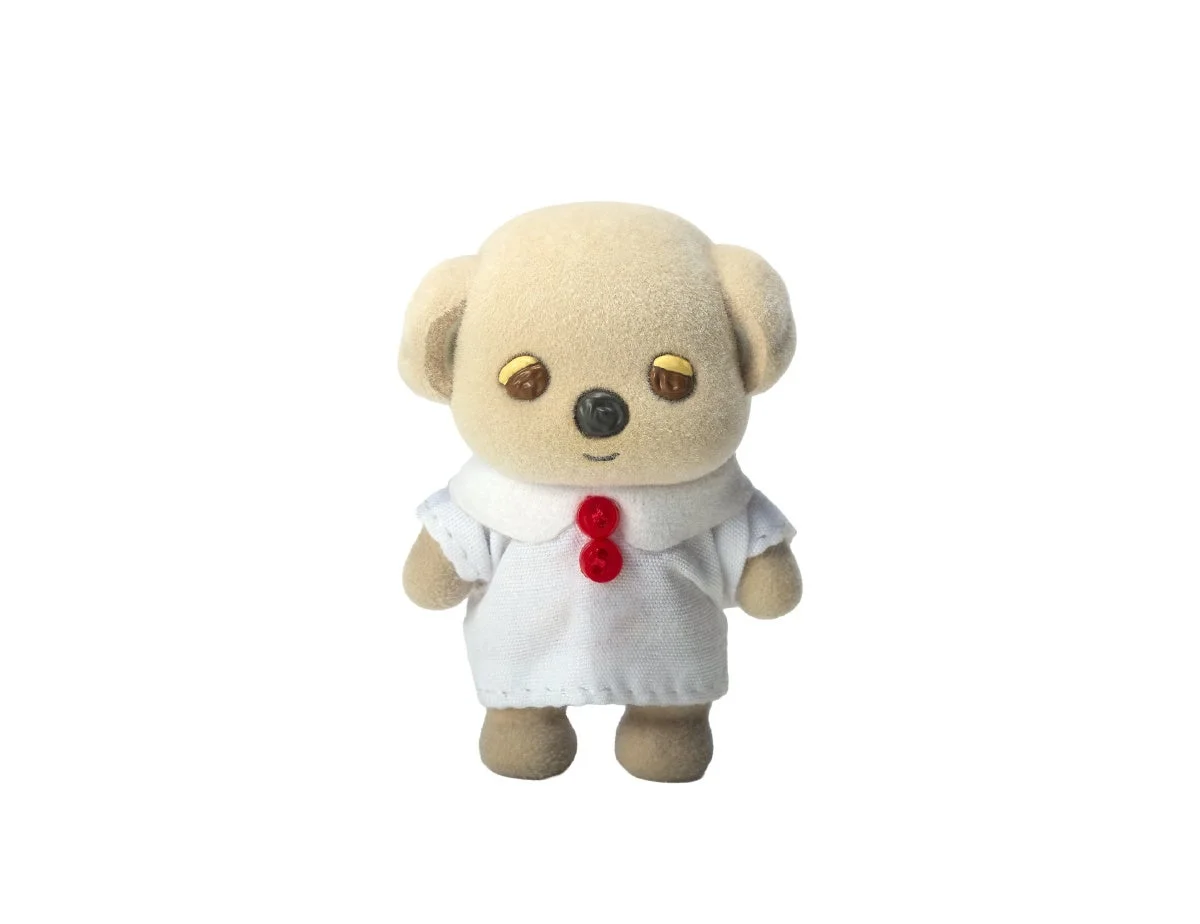 洋服を着たクマのフィギュア