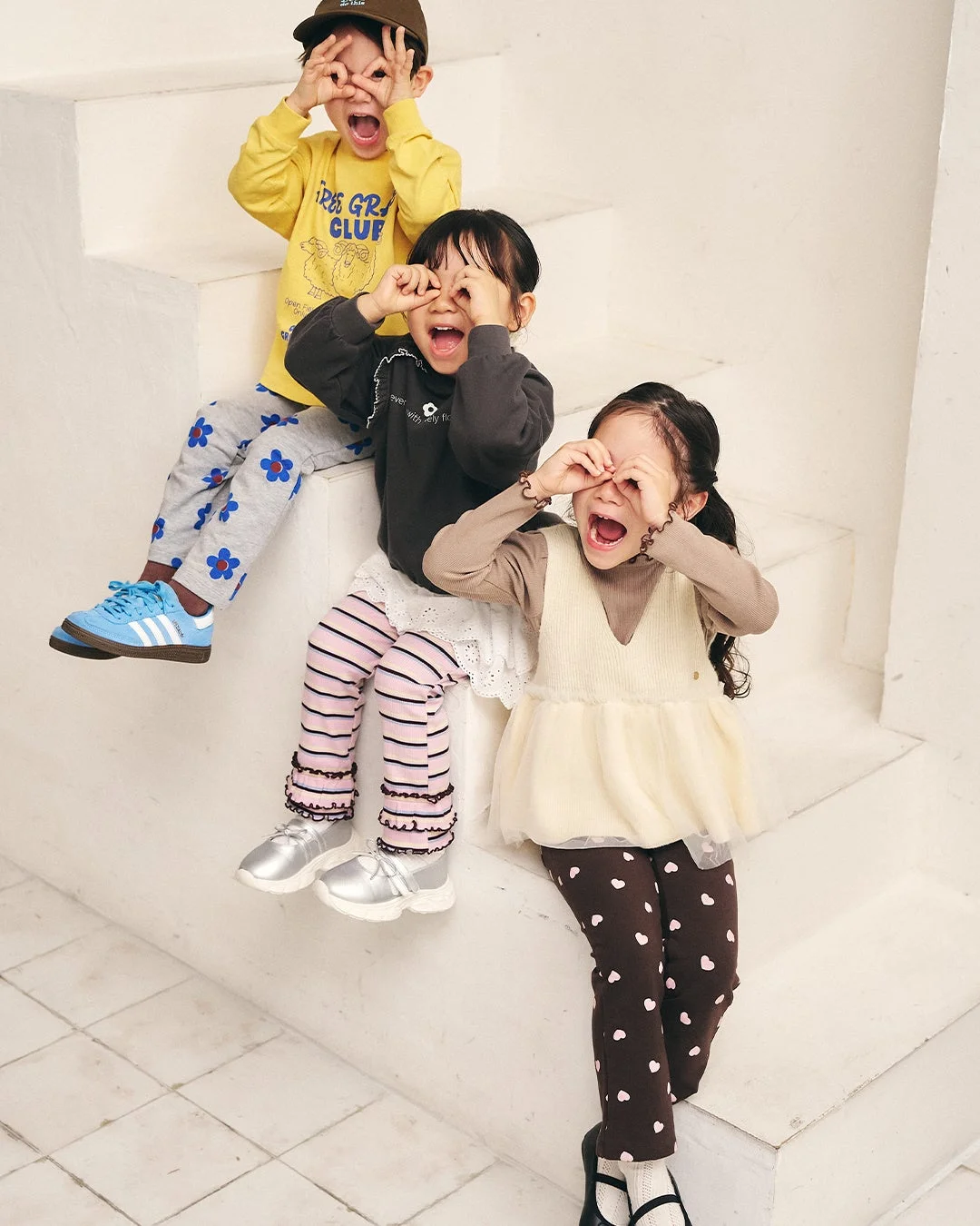 階段で変顔をする子供たち