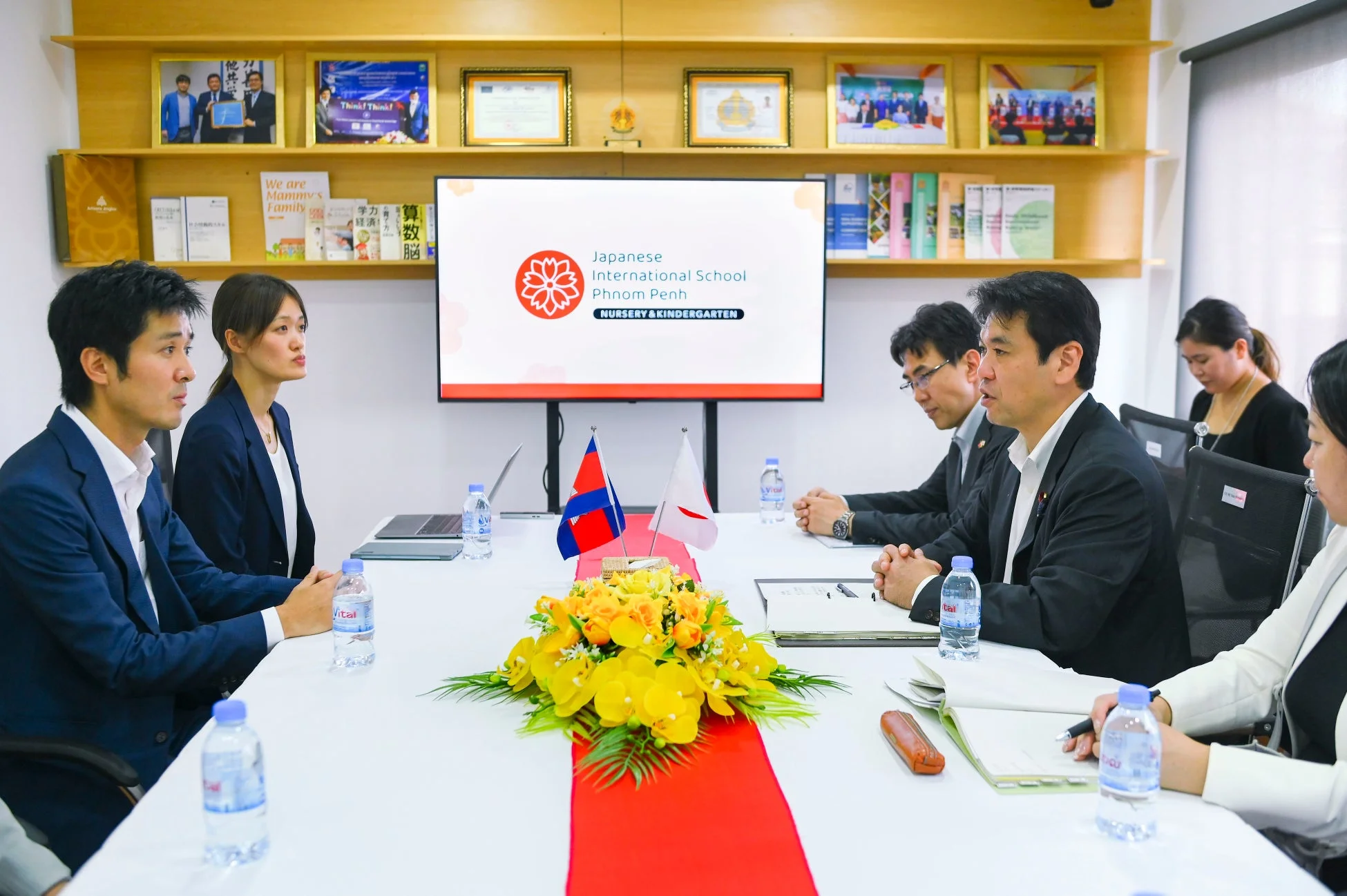会議室で意見交換する関係者