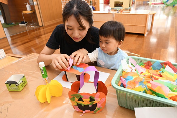 高槻市の子育て支援施設でハロウィーンを前に工作を楽しむ