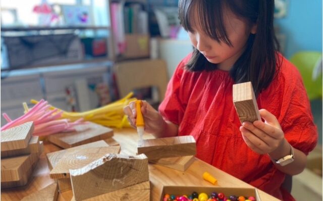 接着剤が企業と高校と子どもをくっつける。東亞合成×高岡龍谷高校×ツギノテの地域共創・子どもの工作スペース『つくル〜ム』