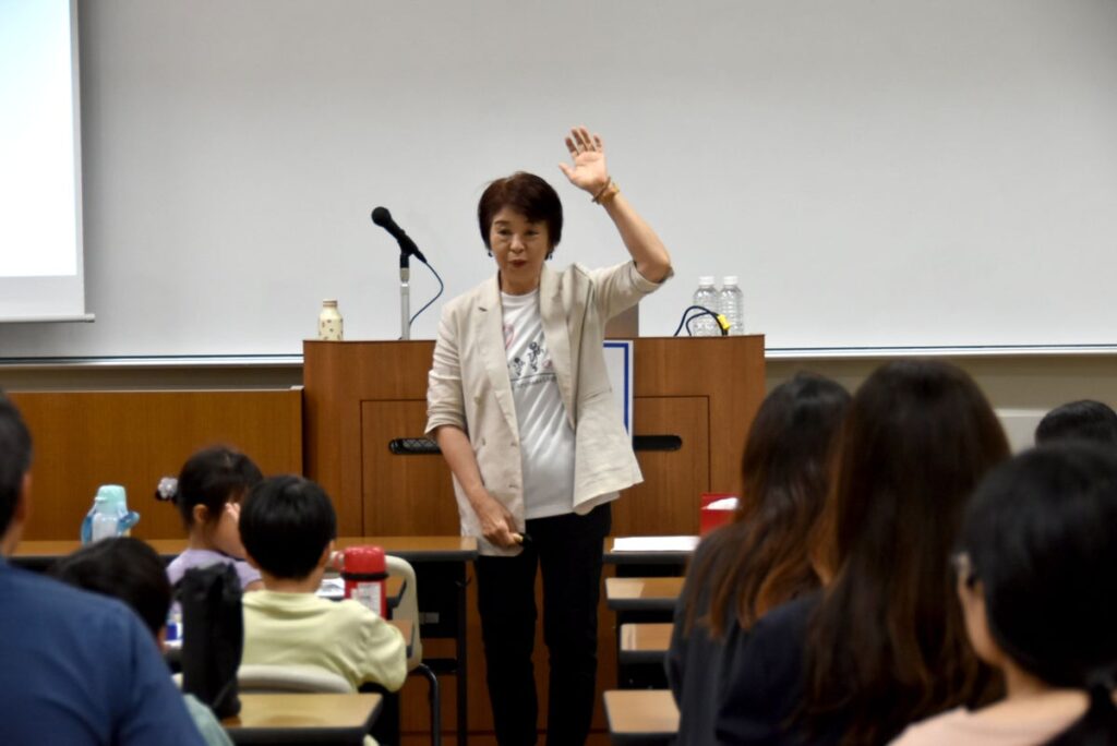 【関西外国語大学】子どもたちの思考力や協調性を伸ばすための体験型プログラム「ダヴィンチマスターズ」が中宮キャンパスで開かれ、関西外大の教員や卒業生も講師を務めました