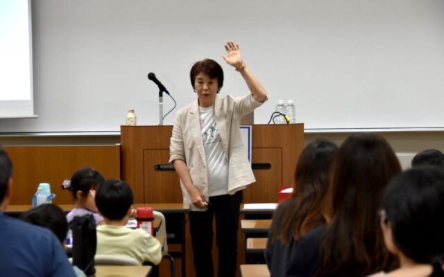 【関西外国語大学】子どもたちの思考力や協調性を伸ばすための体験型プログラム「ダヴィンチマスターズ」が中宮キャンパスで開かれ、関西外大の教員や卒業生も講師を務めました