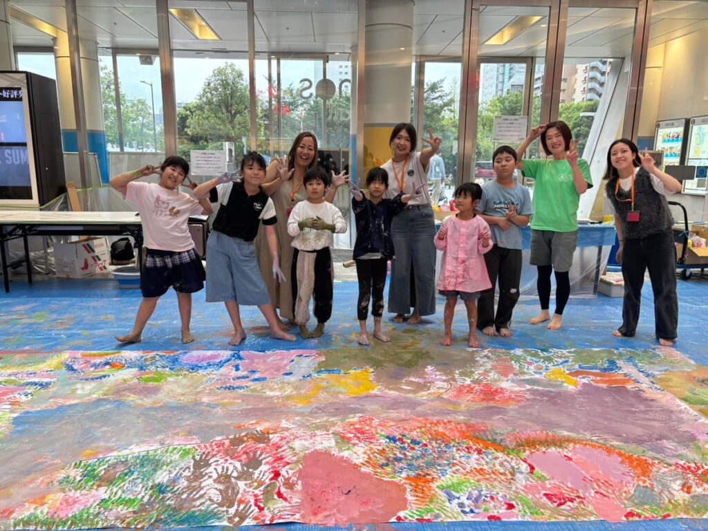【10/15まで期間限定展示中】小学生が下書きをし、手足で描いた巨大「葛飾北斎アート」!モンテッソーリ教育を取り入れた親子イベント『思いっきりアート de あそぼ!』開催レポート