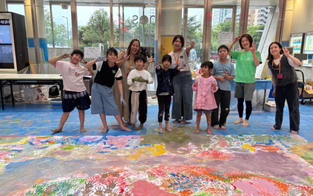 【10/15まで期間限定展示中】小学生が下書きをし、手足で描いた巨大「葛飾北斎アート」！モンテッソーリ教育を取り入れた親子イベント『思いっきりアート de あそぼ！』開催レポート