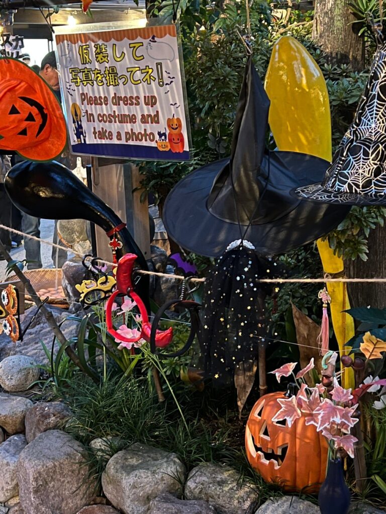 温泉で、ハロウィン。― 別府・ひょうたん温泉が館内をハロウィン仕様に、10/31は子どもにお菓子をプレゼント