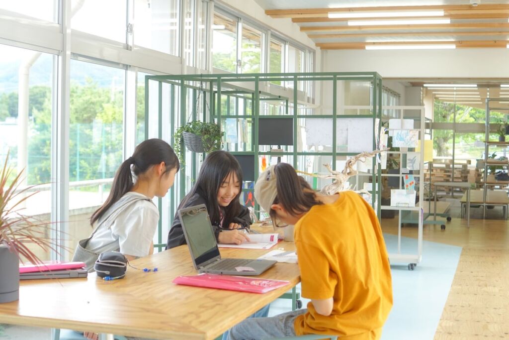 閉校した小学校がイエナプランの学び舎に　大日向中等教育学校の校舎改修が「2026年度グッドデザイン賞」を受賞