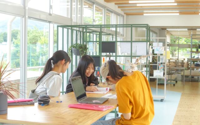 閉校した小学校がイエナプランの学び舎に　大日向中等教育学校の校舎改修が「2026年度グッドデザイン賞」を受賞