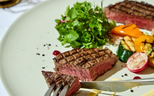 「食べてみたい！」をつくる仕事を子どもたちへ　食品会社社員から転身したフードカメラマンが杉並区の小中学生向けキャリア教材「地域のお仕事ガイドブックDX」に掲載