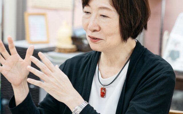 「この時代に生まれた」子どもの、スマホ・タブレットとの付き合い方。小児科医・発達脳科学者 成田奈緒子氏のインタビュー記事を「Hibi」公式サイトで公開