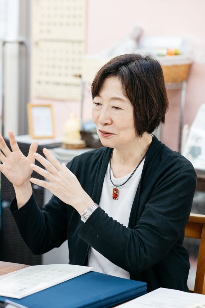 「この時代に生まれた」子どもの、スマホ・タブレットとの付き合い方。小児科医・発達脳科学者 成田奈緒子氏のインタビュー記事を「Hibi」公式サイトで公開